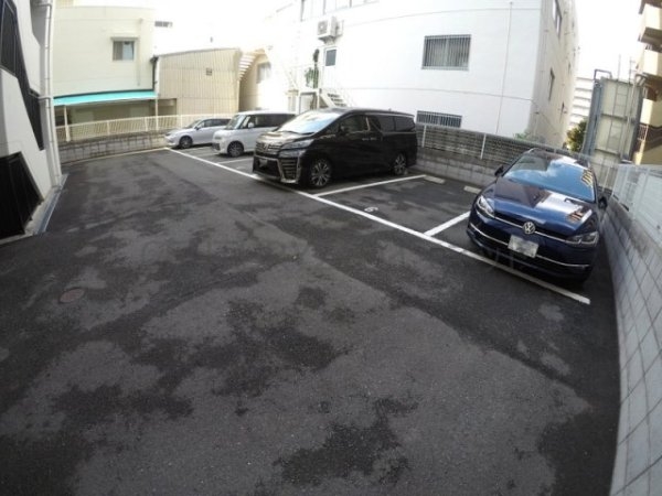 サンレムート江坂イースト(駐車場)