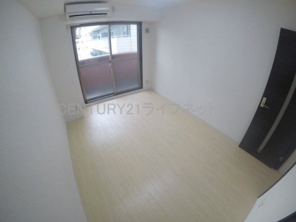 ラ・ヴィ江坂イースト(リビング)