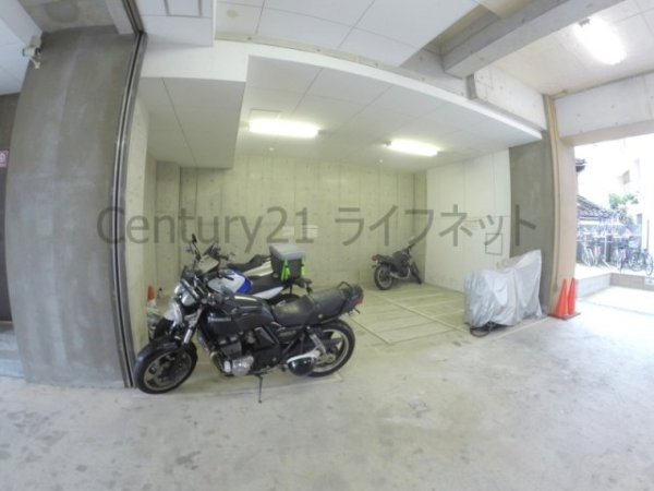 セレニテ新大阪2番館(駐車場)