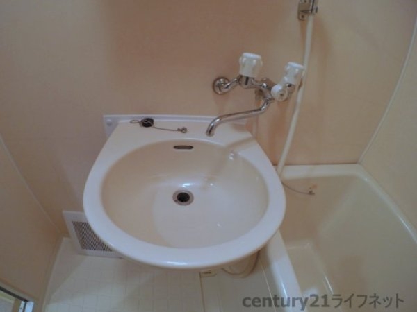 ホワイトハイツカドタ