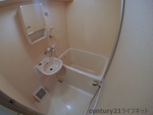 ホワイトハイツカドタ