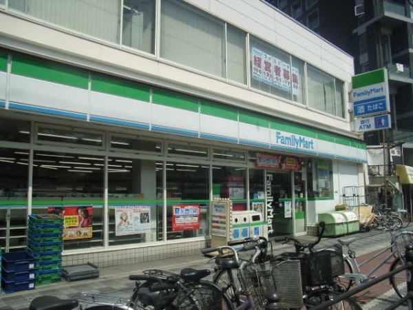 大阪市淀川区東三国１丁目のアパート(ファミリーマート東淀川駅前店)
