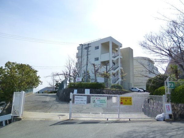 逆瀬台住宅２号棟(宝塚市立　逆瀬台小学校)