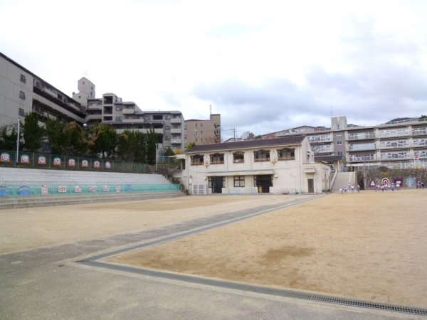 逆瀬台住宅２号棟(西山幼稚園)