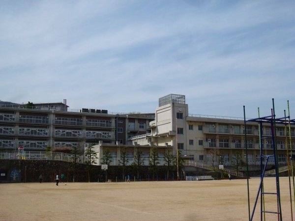 逆瀬川ハイツ6号棟(宝塚市立　西山小学校)