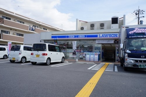 安倉西4丁目テラスハウス(ローソン伊丹西野2丁目店)