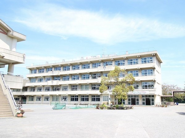 海老名市東柏ケ谷2丁目の貸家(海老名市立柏ケ谷中学校)