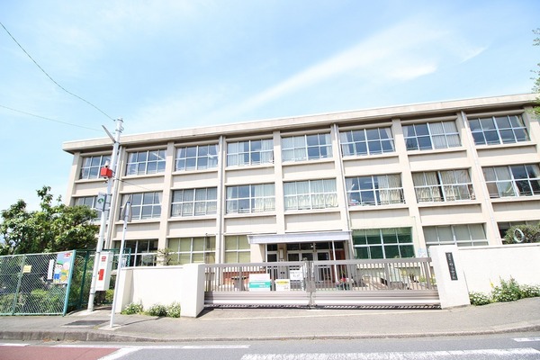 海老名市東柏ケ谷2丁目の貸家(海老名市立柏ケ谷小学校)