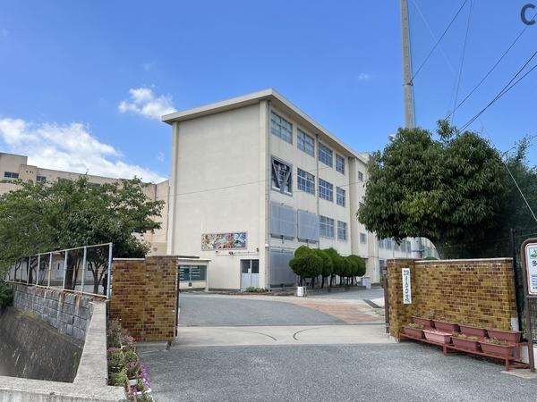 福岡市東区舞松原１丁目のタウンハウス(福岡市立多々良中央中学校)