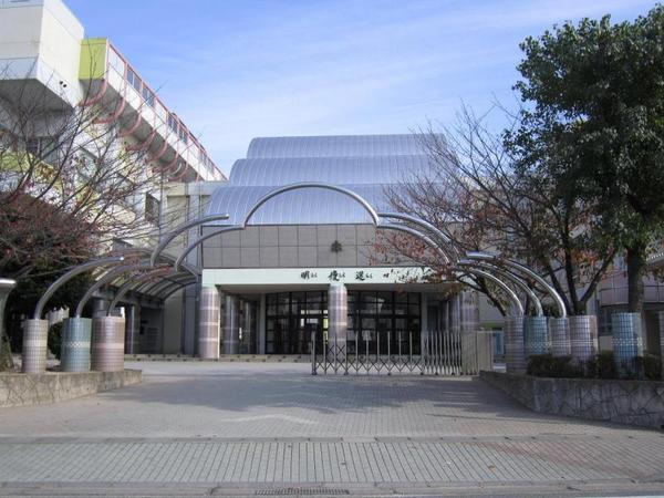 プレミスト A棟(久留米市立高牟礼中学校)