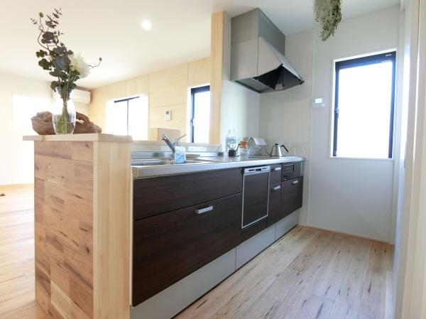 SOUDAKOUMUTENHOUSE