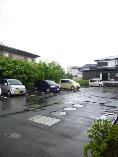 アヴリル(駐車場)
