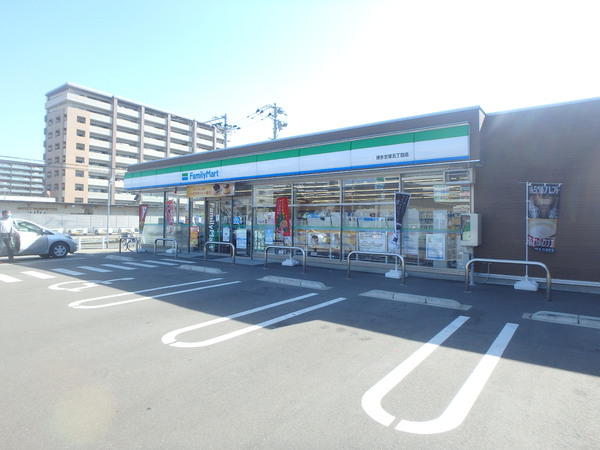 レジディア博多東(ファミリーマート吉塚五丁目店)