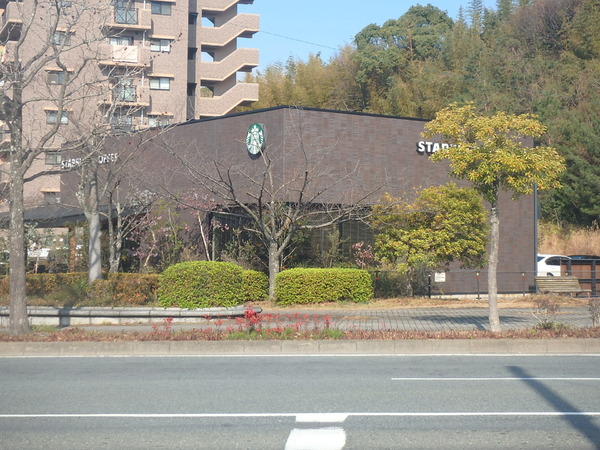 ファミーユ博多の森(スターバックスコーヒー博多の森店)