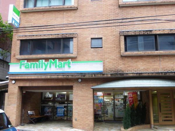 コリーナ代々木上原(ファミリーマート上原三丁目店)