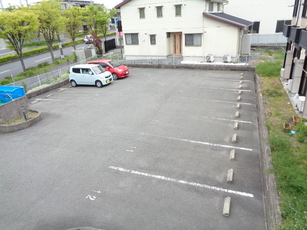 レオパレスコンフォール中野(駐車場)