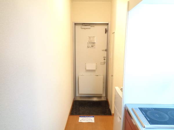 レオパレスコンフォール中野(玄関)