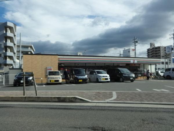 メゾンアザレア(セブンイレブン富田林西口店)