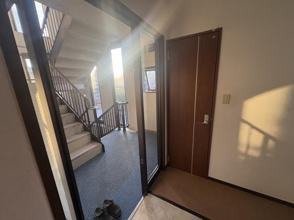 春日第一ビル 2階(玄関)