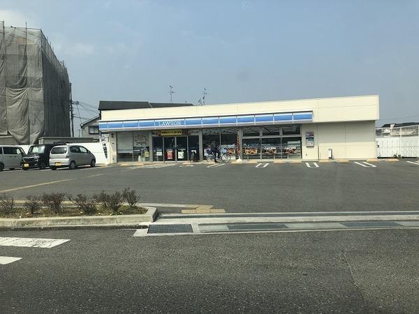 レオパレス川向(ローソン富田林西板持店)