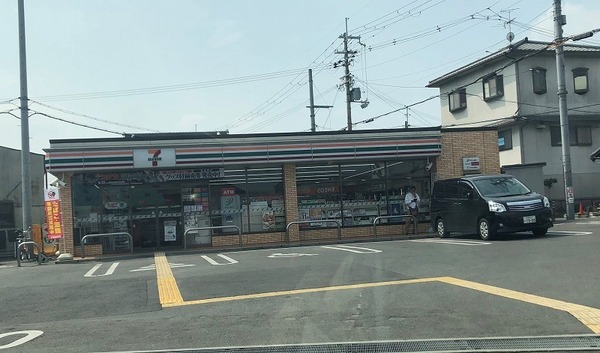 カンフリエ　イースト(セブンイレブン富田林川向町店)
