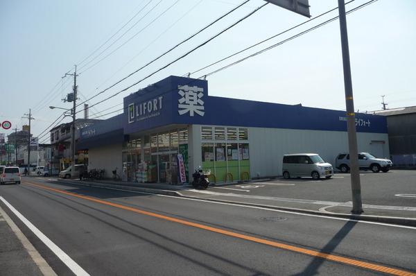 レオパレス　新堂(ドラッグストアライフォート富田林若松店)