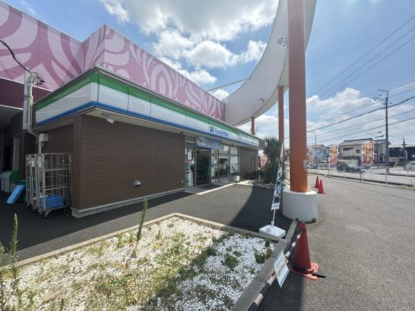 ネコと子犬のワルツ(ファミリーマートキクヤ春日井店)