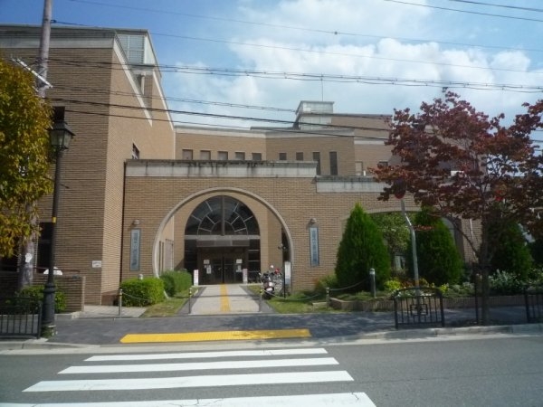 コスモハイツ(宝塚市立西図書館)