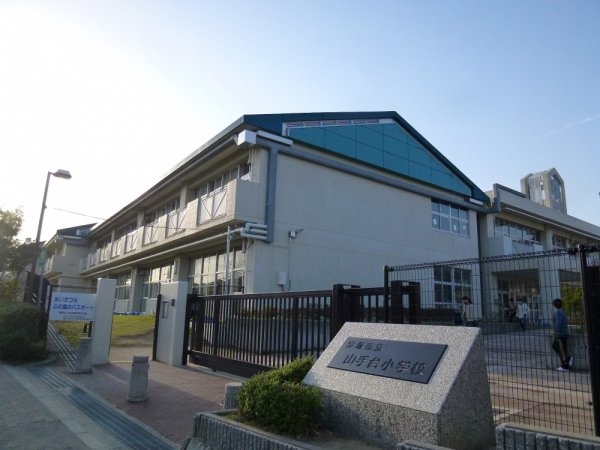 HIRAIハウス(宝塚市立　山手台小学校)