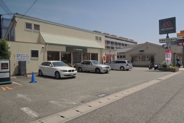 宝塚市中山寺1丁目のアパート(モスバーガー 宝塚中山店)