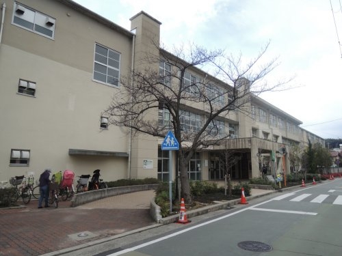 西宮市門戸岡田町の貸家(西宮市立甲東小学校)