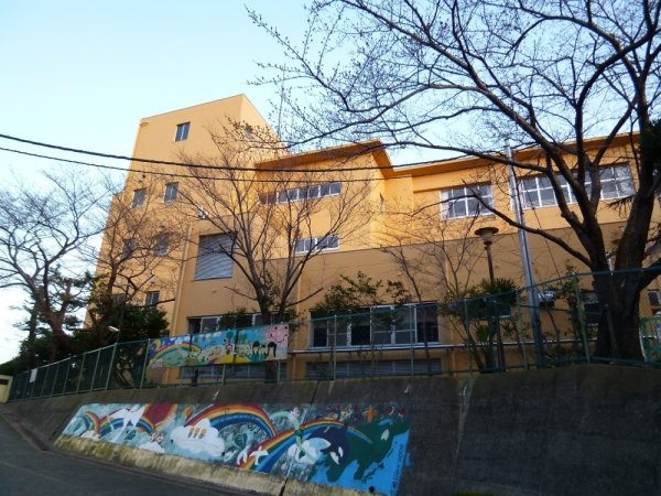 宝塚市花屋敷荘園１丁目のテラスハウス(宝塚市立　長尾台小学校)