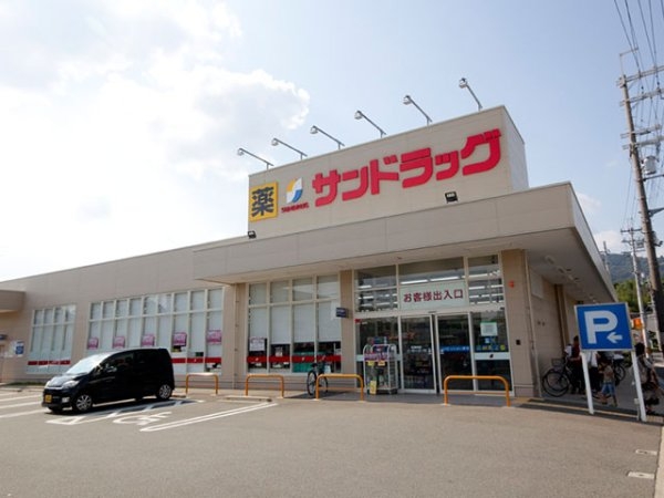 箕面市桜1丁目のマンション(サンドラッグ箕面桜店)