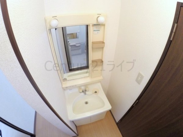 西宮市下大市東町のアパート