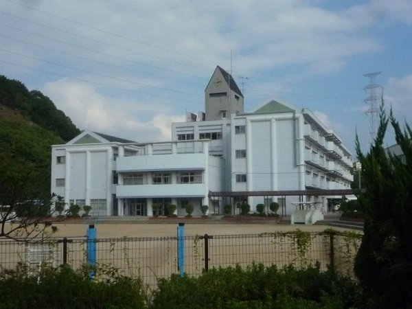 宝塚市すみれガ丘2丁目のマンション(宝塚市立すみれガ丘小学校)