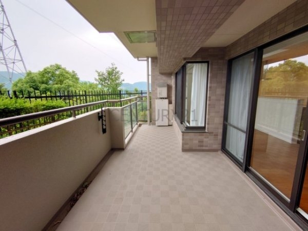 宝塚市すみれガ丘２丁目のマンション