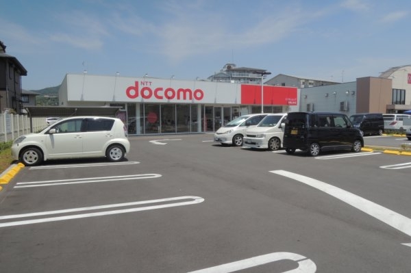 宝塚市平井３丁目のテラスハウス(DOCOMOショップ　宝塚山本店)