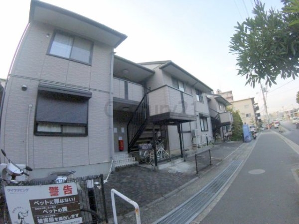 伊丹市松ケ丘１丁目のアパート