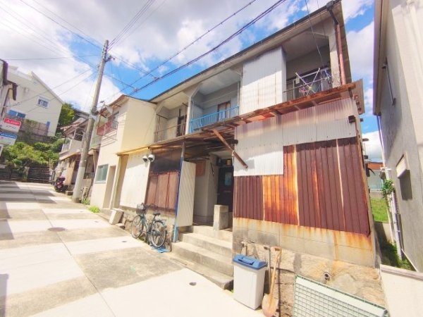 川西市霞ケ丘２丁目のテラスハウス