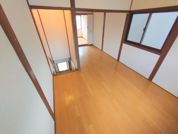 川西市霞ケ丘２丁目のテラスハウス