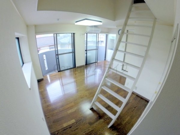 宝塚市逆瀬川１丁目のマンション