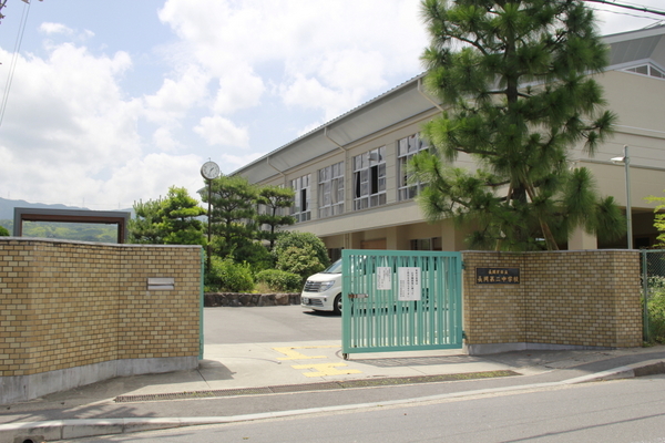 ソレーユYAMADA　店舗東側(長岡京市立長岡第二中学校)