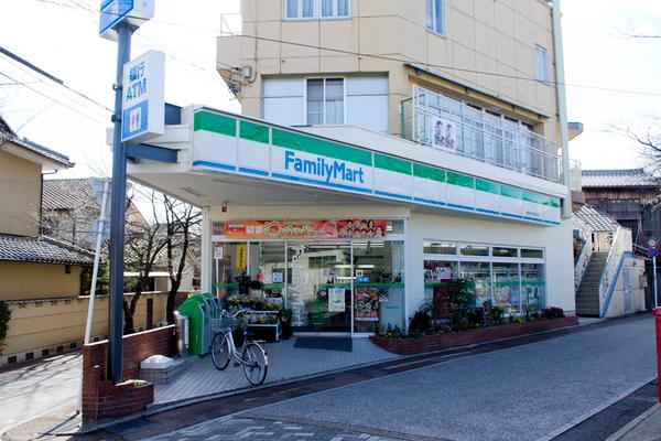 レスポワール・ウエダ(ファミリーマート梶友西向日駅前店)