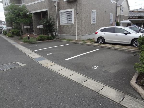 ソレイユ西向日A棟(駐車場)