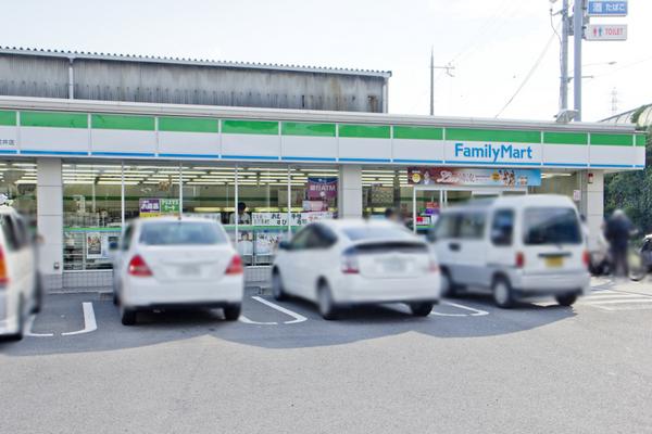 パラドール菱川(ファミリーマート向日南淀井店)