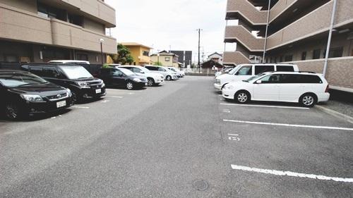 ルミエール・フカキ2(駐車場)
