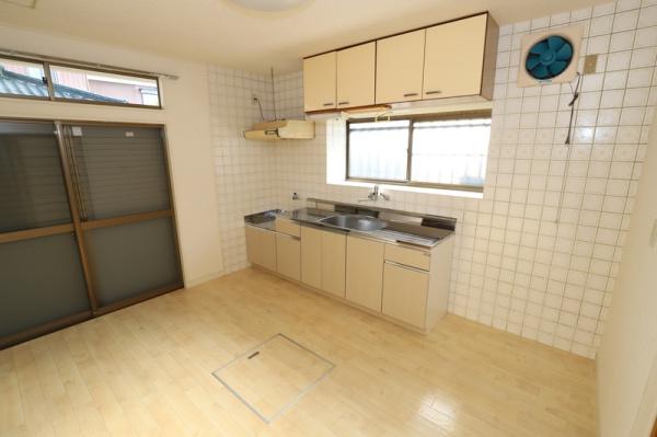 東栄2丁目貸家