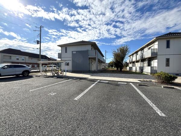 エヴォリュクスカゾ B棟(駐車場)