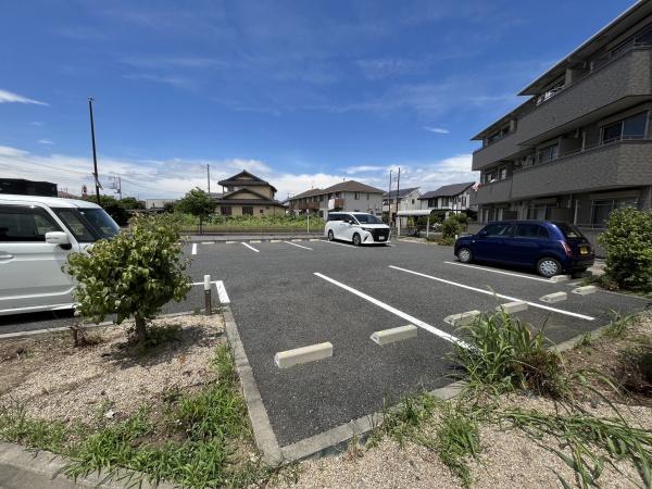 ウエストコート(駐車場)