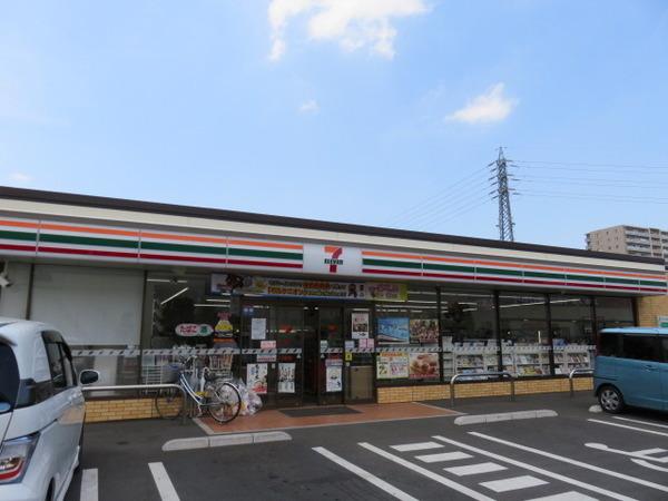 ウエストハイム草加小山(セブンイレブン)